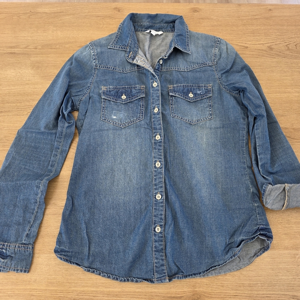 Reitmans Denim Button-Up Shirt in Medium Blue